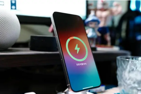 科尔沁右翼中苹果15换屏服务分享用什么充电器给iPhone15充电更好 